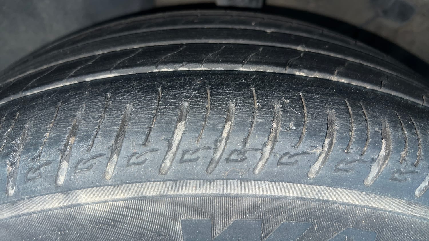 Used 2021 Kia Sonet GTX Plus 1.5 AT Diesel Automatic tyres LEFT FRONT TYRE TREAD VIEW