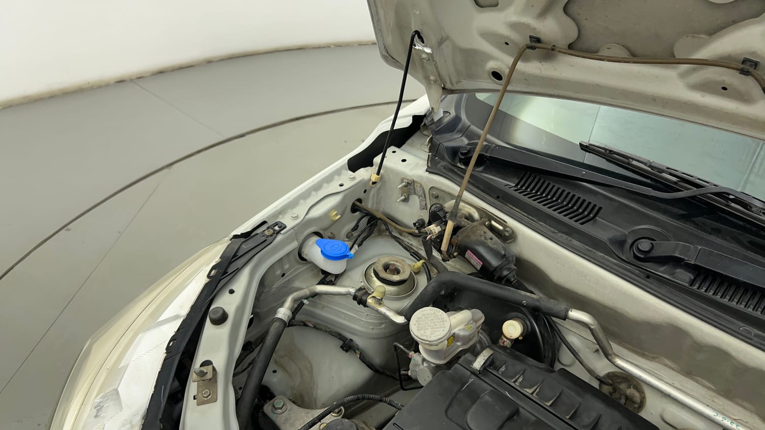 Used 2018 Maruti Suzuki Alto K10 LXi Petrol Manual engine ENGINE RIGHT SIDE HINGE & APRON VIEW