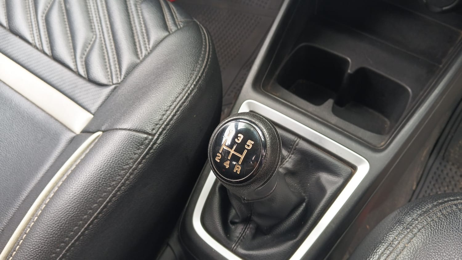 Used 2020 Maruti Suzuki Swift ZXi Petrol Manual interior GEAR  KNOB VIEW