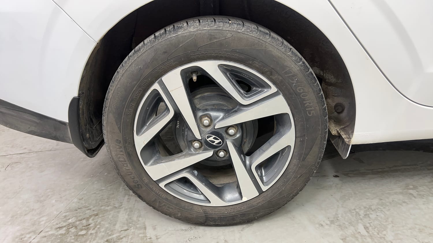 Used 2020 Hyundai Aura SX Plus 1.2 AMT Petrol Petrol Automatic tyres RIGHT REAR TYRE RIM VIEW