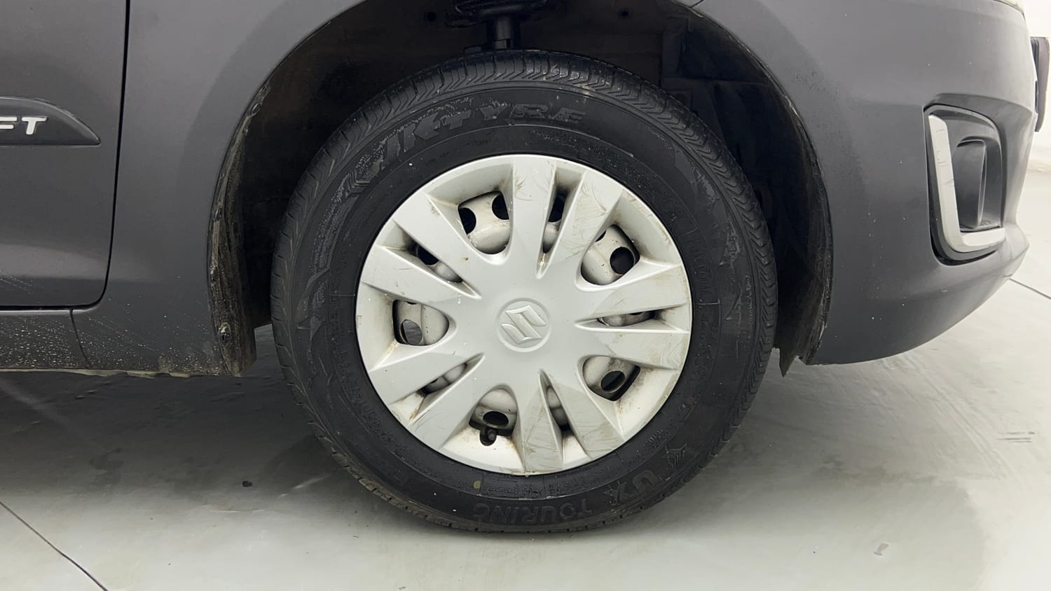 Used 2017 Maruti Suzuki Swift Lxi (O) Petrol Manual tyres RIGHT FRONT TYRE RIM VIEW