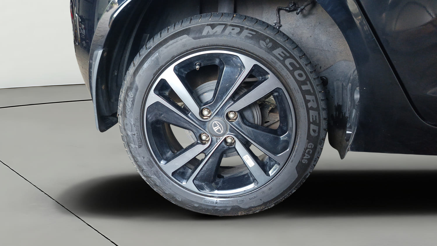 Used 2023 Tata Altroz XZA Plus (S) Dark Edition Petrol Automatic tyres RIGHT REAR TYRE RIM VIEW