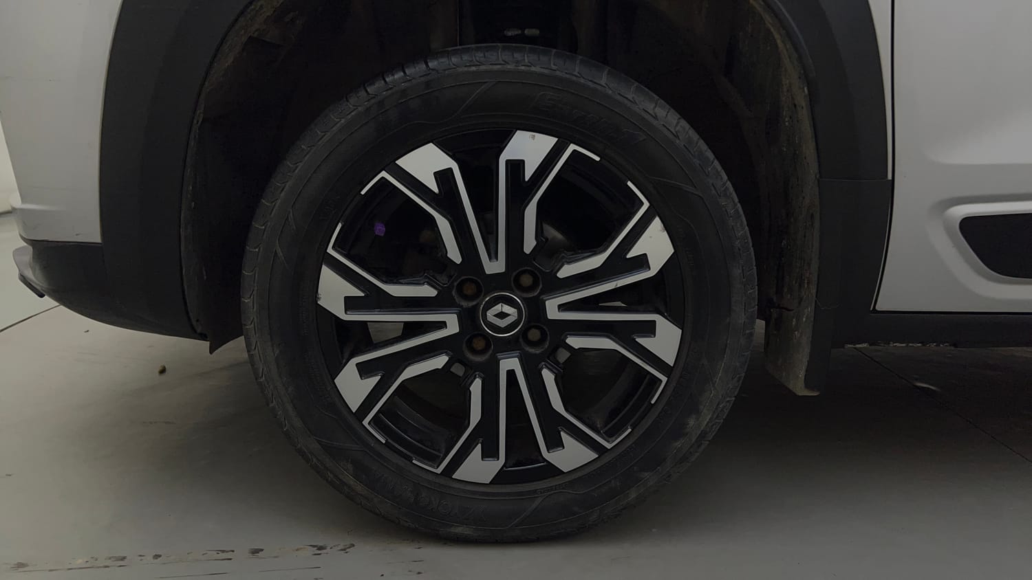 Used 2021 Renault Kiger RXZ 1.0 Turbo MT CNG (Outside Fitted) Cng Manual tyres LEFT FRONT TYRE RIM VIEW