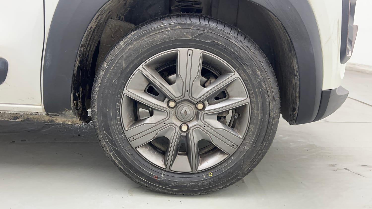 Used 2020 Renault Kwid CLIMBER 1.0 AMT Opt Petrol Automatic tyres RIGHT FRONT TYRE RIM VIEW