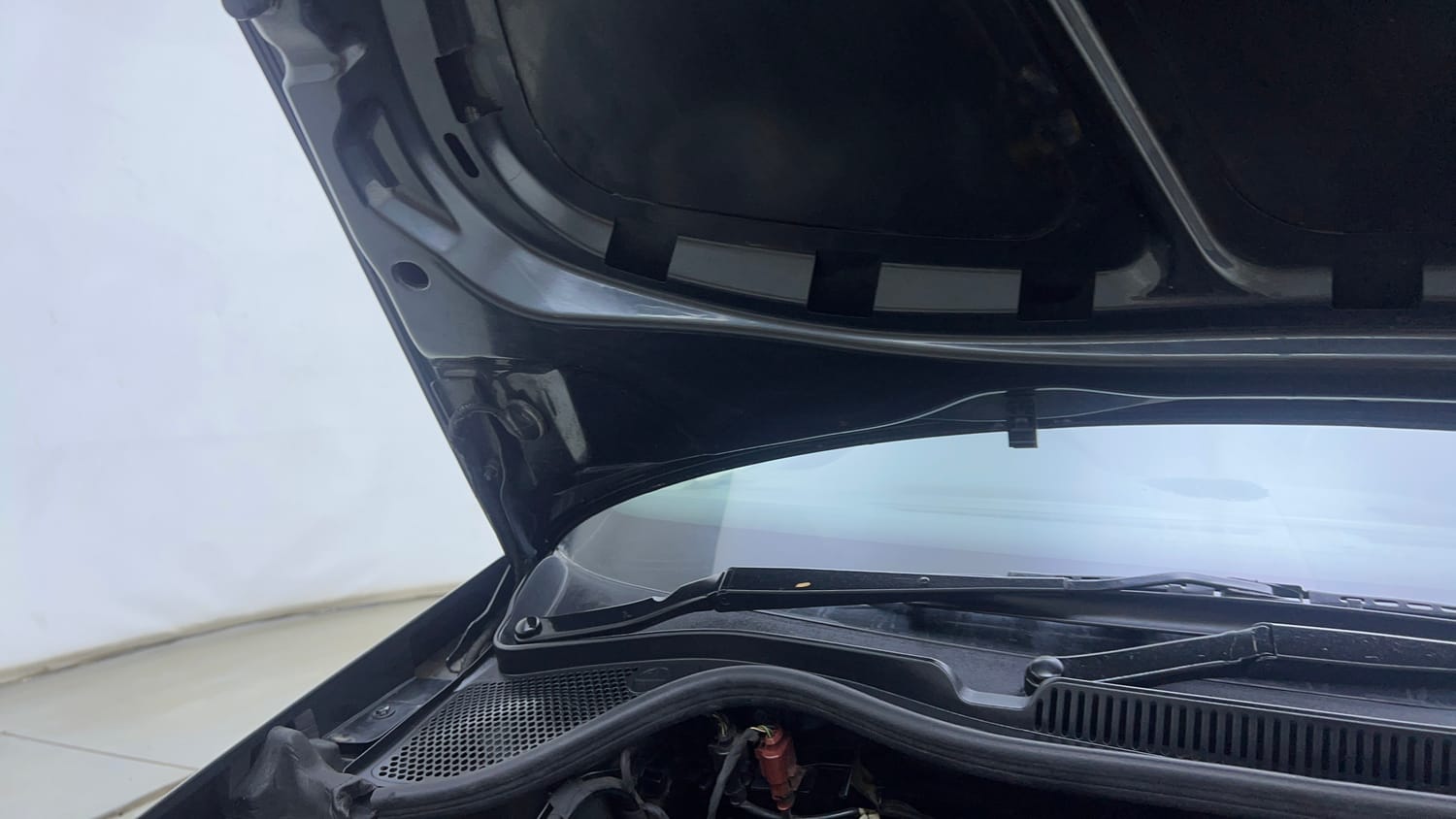 Used 2020 Volkswagen Polo Trendline 1.0L (P) Petrol Manual engine ENGINE RIGHT SIDE HINGE & APRON VIEW
