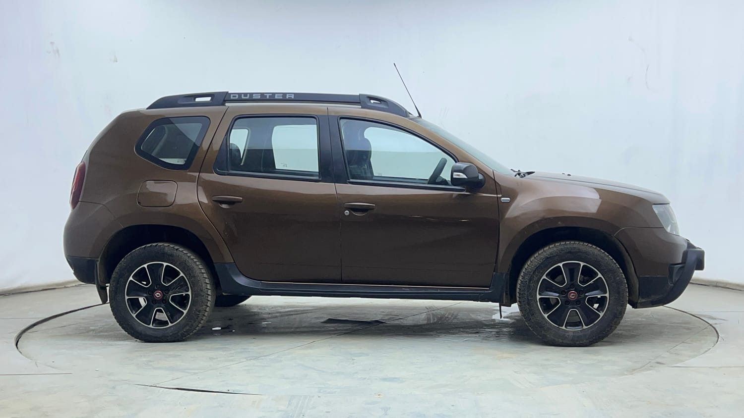 Used 2017 Renault Duster 85 PS RXS 4X2 MT Diesel Diesel Manual exterior RIGHT SIDE VIEW