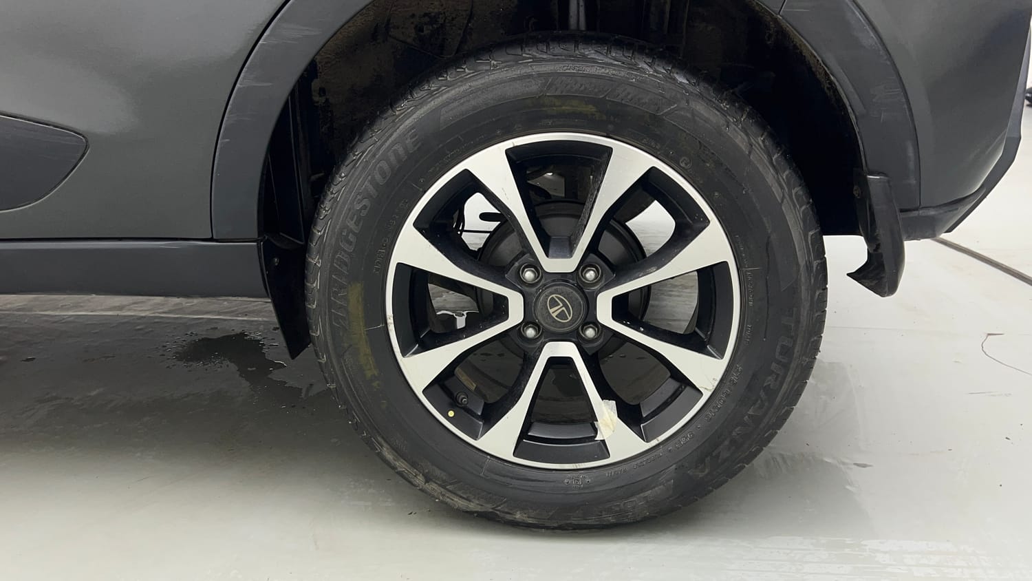 Used 2020 Tata Nexon XZA Plus (O) Dual Tone Petrol Automatic tyres LEFT REAR TYRE RIM VIEW
