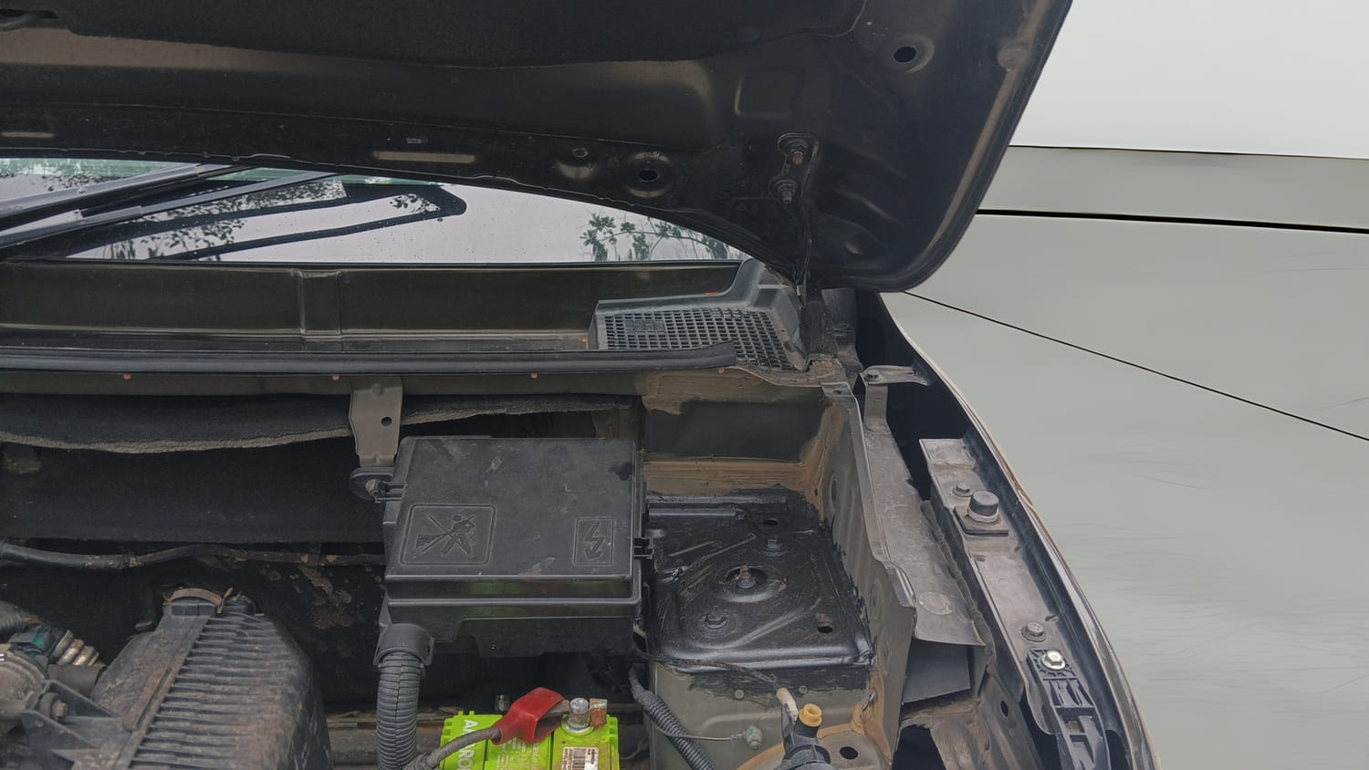 Used 2017 Renault Kwid 1.0 RXT Petrol Manual engine ENGINE LEFT SIDE HINGE & APRON VIEW