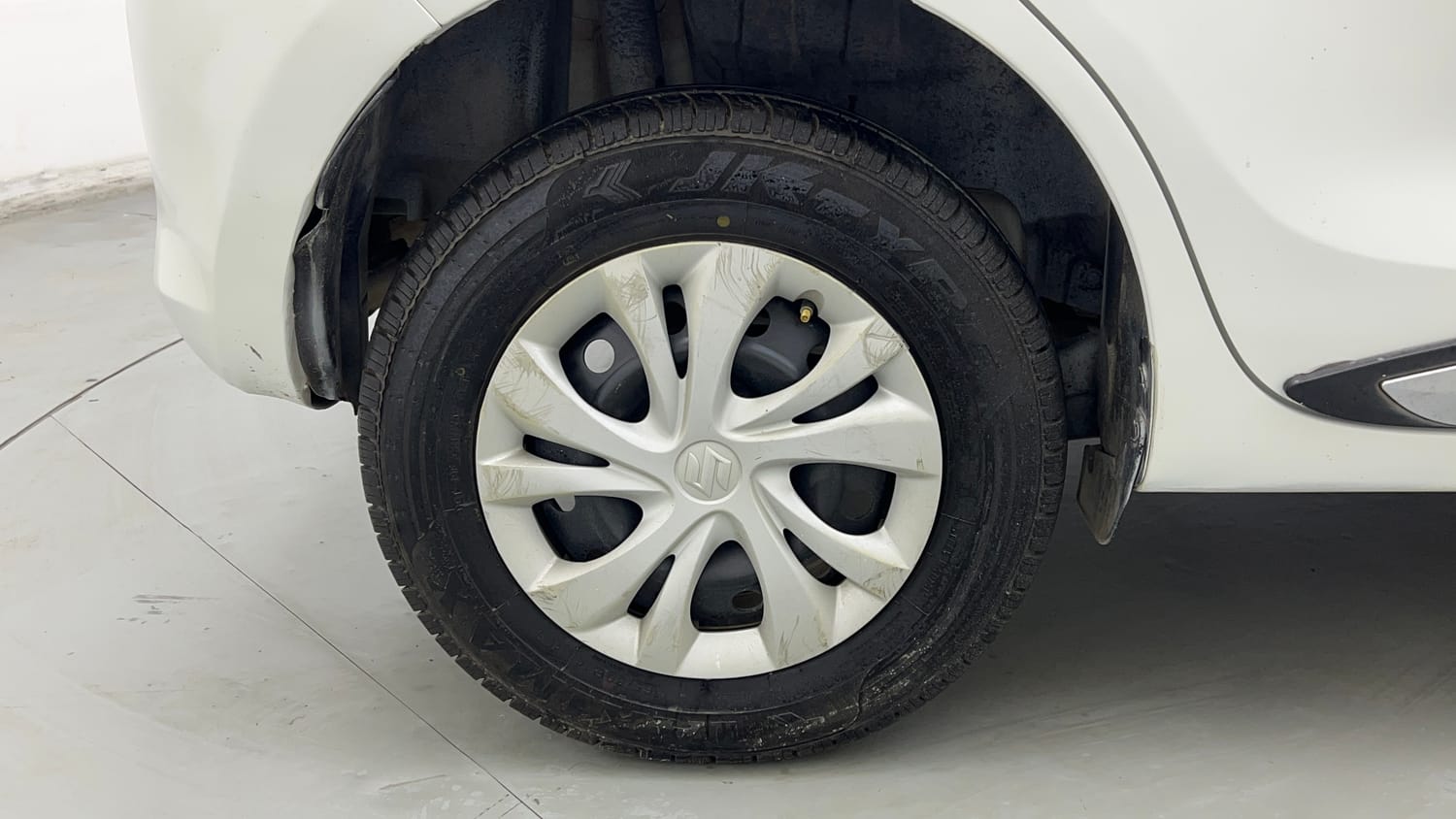Used 2019 Maruti Suzuki Swift VXi AMT Petrol Automatic tyres RIGHT REAR TYRE RIM VIEW