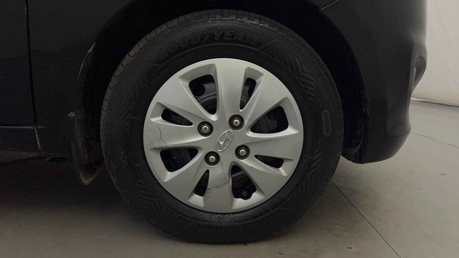 Used 2013 Hyundai i10 Sportz 1.2 Kappa2 Petrol Manual tyres RIGHT FRONT TYRE RIM VIEW