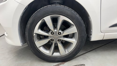 Used 2015 Hyundai Elite i20 Sportz 1.2 (O) Petrol Manual tyres LEFT FRONT TYRE RIM VIEW