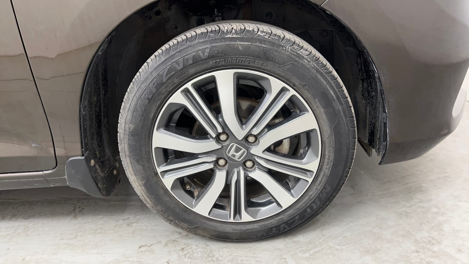 Used 2024 Honda Amaze 1.2 VX i-VTEC CNG (Outside Fitted) Cng Manual tyres RIGHT FRONT TYRE RIM VIEW