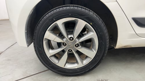 Used 2015 Hyundai Elite i20 Sportz 1.2 (O) Petrol Manual tyres RIGHT REAR TYRE RIM VIEW