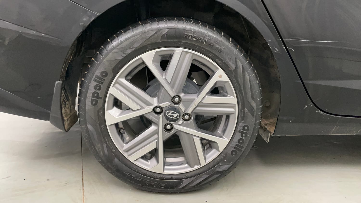 Used 2023 Hyundai Verna SX 1.5 Petrol IVT Petrol Automatic tyres RIGHT REAR TYRE RIM VIEW