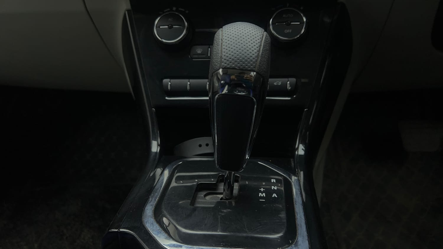 Used 2020 Tata Nexon XZA Plus (O) Dual Tone Petrol Automatic interior GEAR  KNOB VIEW