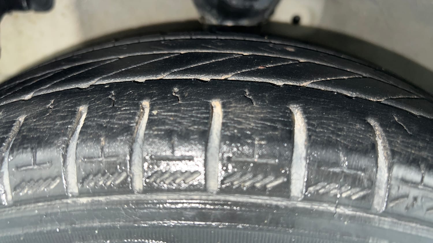 Used 2018 Hyundai Eon Era + AirBag Petrol Manual tyres LEFT FRONT TYRE TREAD VIEW
