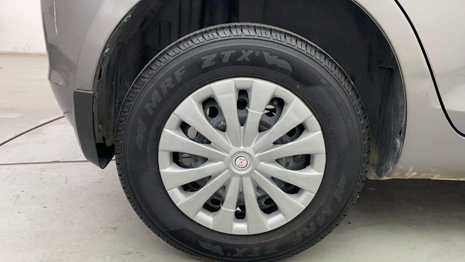 Used 2014 Maruti Suzuki Swift VXi Petrol Manual tyres RIGHT REAR TYRE RIM VIEW