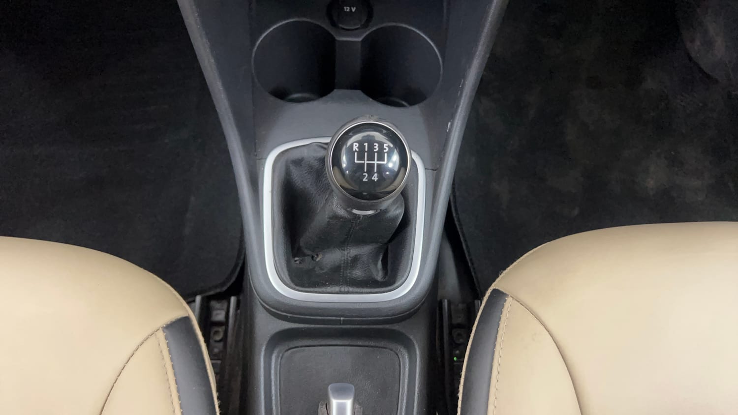 Used 2016 Volkswagen Polo Highline1.2L (P) Petrol Manual interior GEAR  KNOB VIEW
