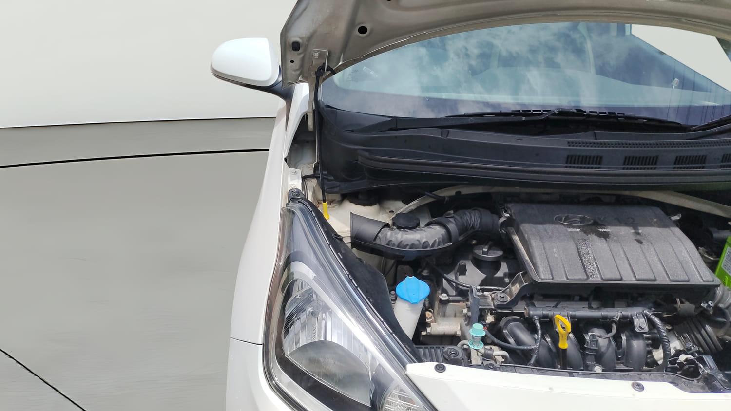 Used 2017 Hyundai Xcent SX Petrol Manual engine ENGINE RIGHT SIDE HINGE & APRON VIEW