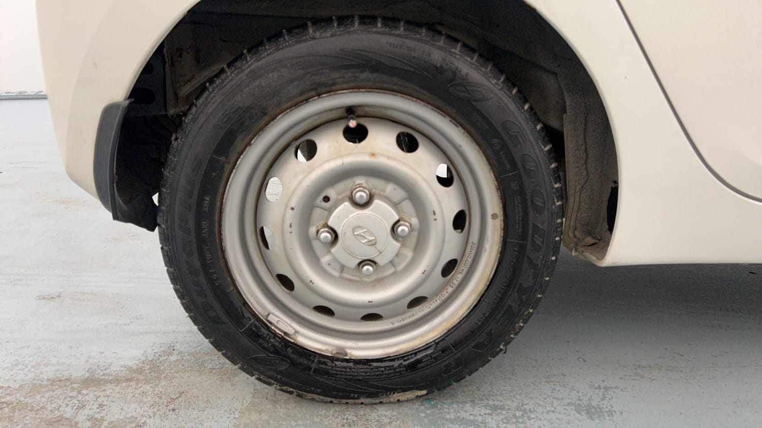 Used 2018 Hyundai Eon Era + AirBag Petrol Manual tyres RIGHT REAR TYRE RIM VIEW