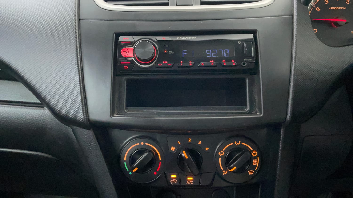 Used 2014 Maruti Suzuki Swift VXi Petrol Manual interior MUSIC SYSTEM & AC CONTROL VIEW