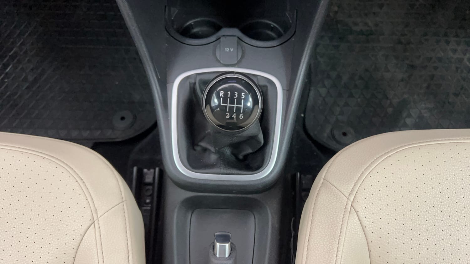 Used 2020 Volkswagen Vento Highline Plus 1.0L TSI Petrol Manual interior GEAR  KNOB VIEW
