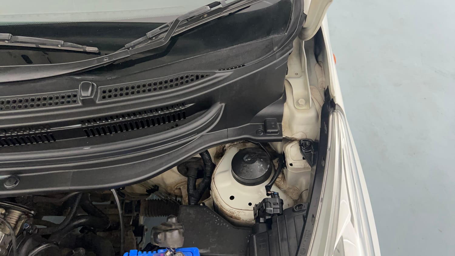 Used 2018 Hyundai Eon Era + AirBag Petrol Manual engine ENGINE LEFT SIDE HINGE & APRON VIEW