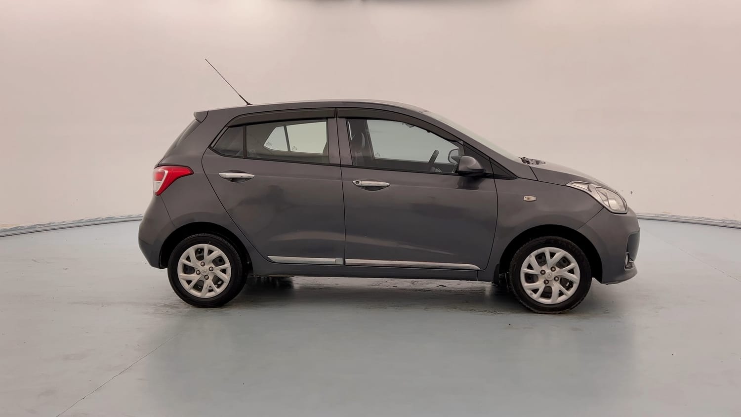 Used 2017 Hyundai Grand i10 Magna 1.2 Kappa VTVT Petrol Manual exterior RIGHT SIDE VIEW