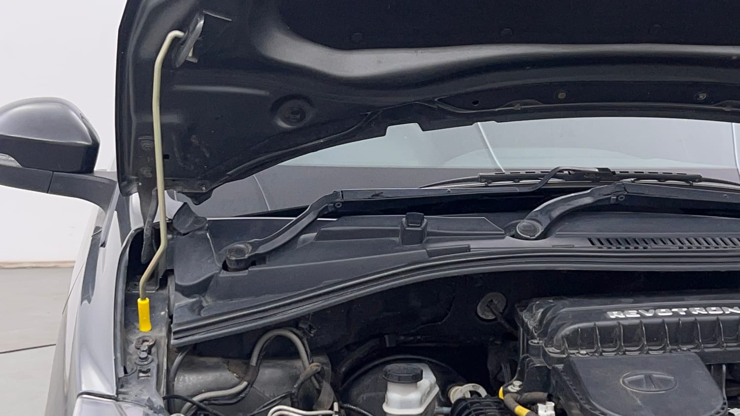 Used 2020 Tata Tiago XZ Plus Petrol Manual engine ENGINE RIGHT SIDE HINGE & APRON VIEW