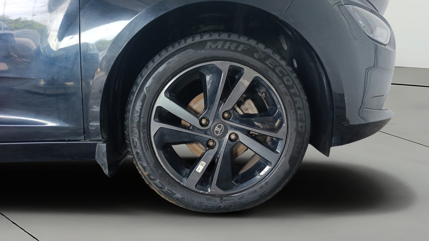 Used 2023 Tata Altroz XZA Plus (S) Dark Edition Petrol Automatic tyres RIGHT FRONT TYRE RIM VIEW