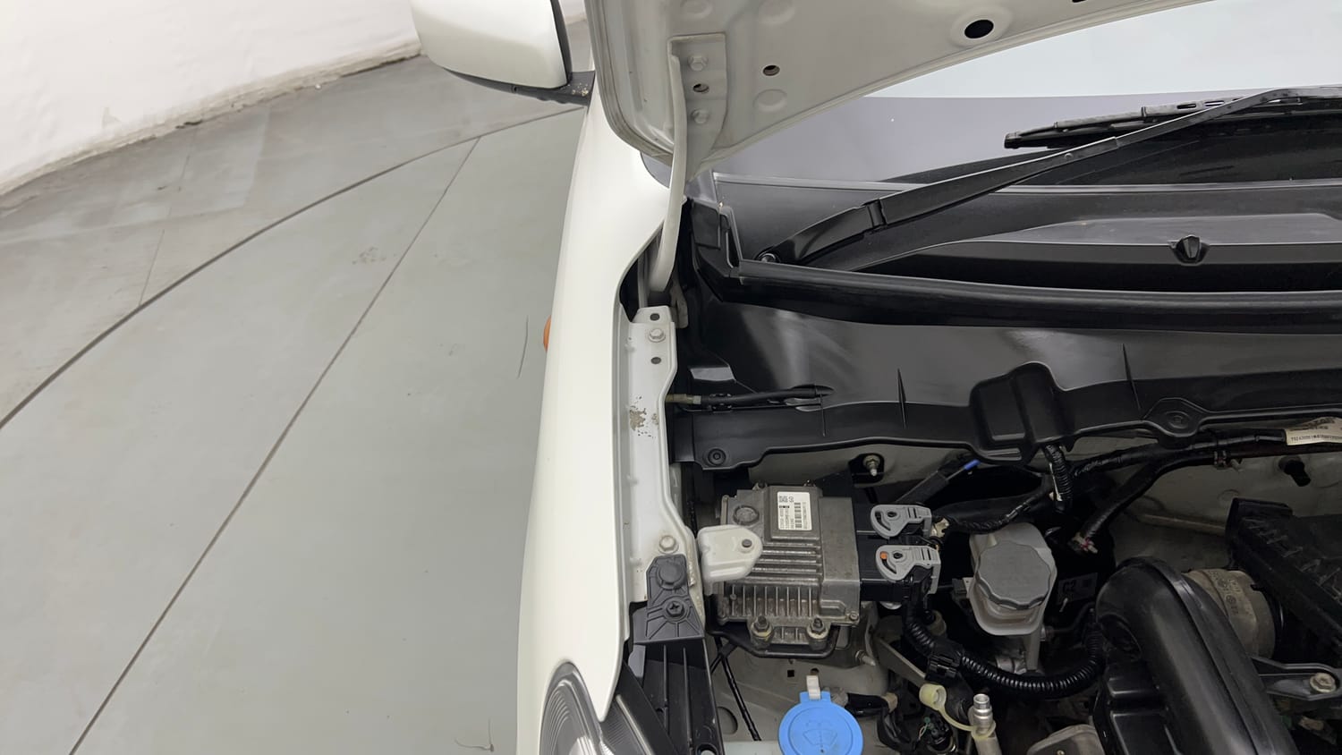 Used 2022 Maruti Suzuki Celerio VXi CNG Cng Manual engine ENGINE RIGHT SIDE HINGE & APRON VIEW