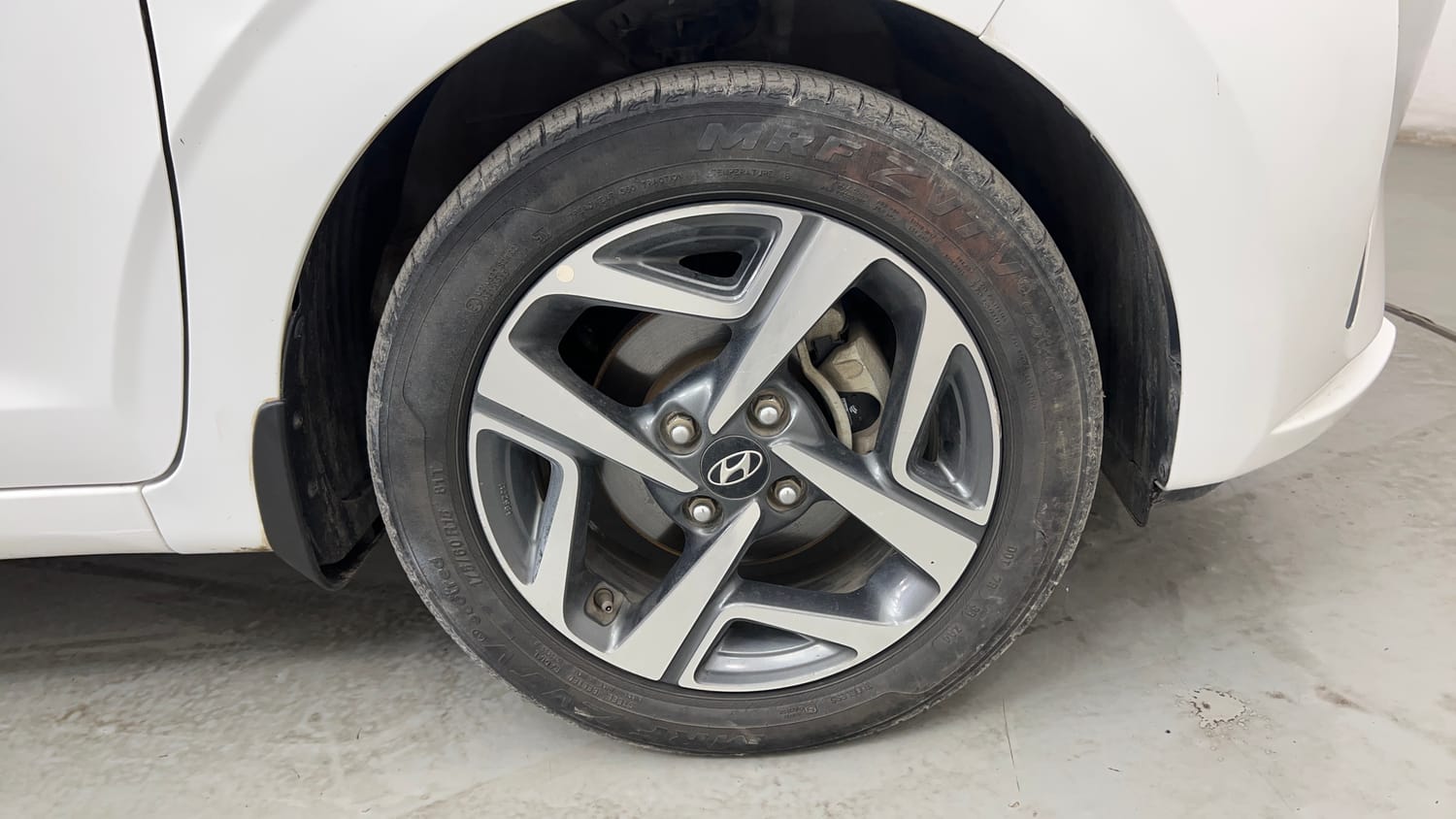 Used 2020 Hyundai Aura SX Plus 1.2 AMT Petrol Petrol Automatic tyres RIGHT FRONT TYRE RIM VIEW