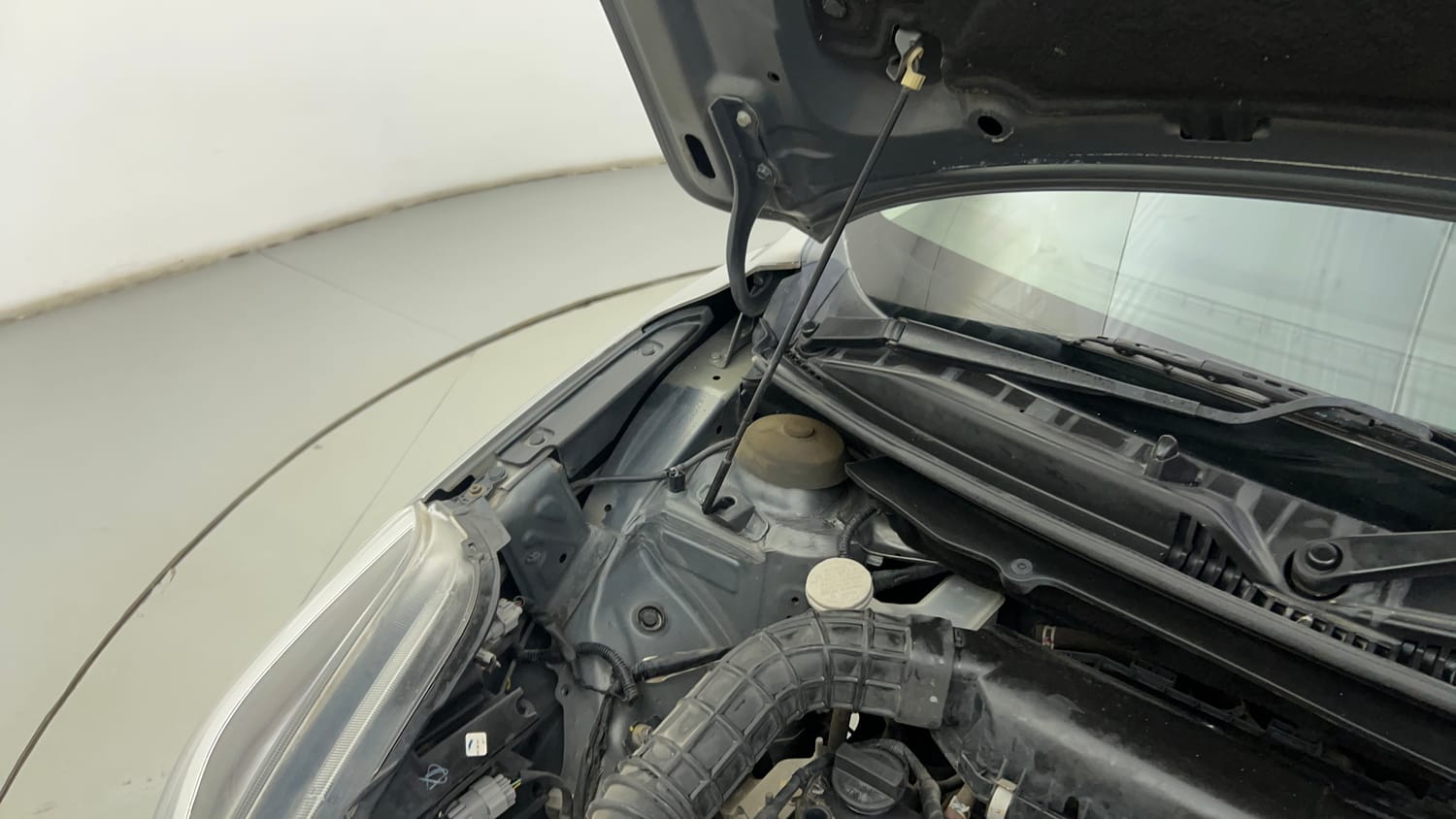 Used 2019 Maruti Suzuki Baleno Alpha Petrol Manual engine ENGINE RIGHT SIDE HINGE & APRON VIEW