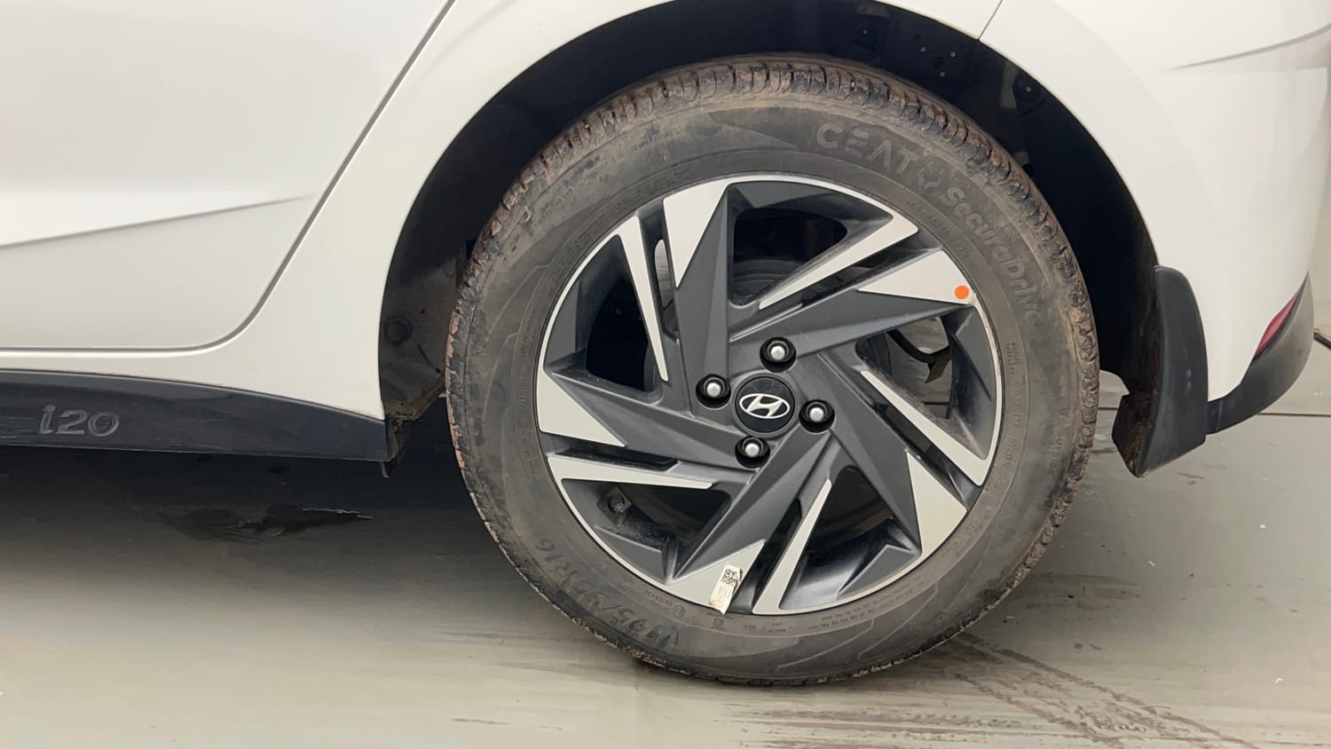 Used 2022 Hyundai New i20 Asta (O) 1.2 MT Petrol Manual tyres LEFT REAR TYRE RIM VIEW