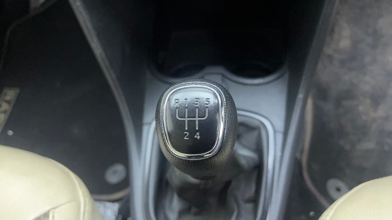 Used 2019 Skoda Rapid Active 1.6 MPI Petrol Manual interior GEAR  KNOB VIEW