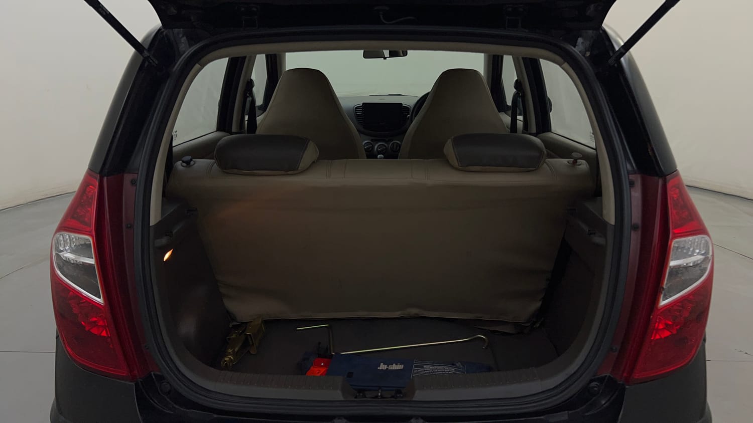 Used 2013 Hyundai i10 Sportz 1.2 Kappa2 Petrol Manual interior DICKY INSIDE VIEW