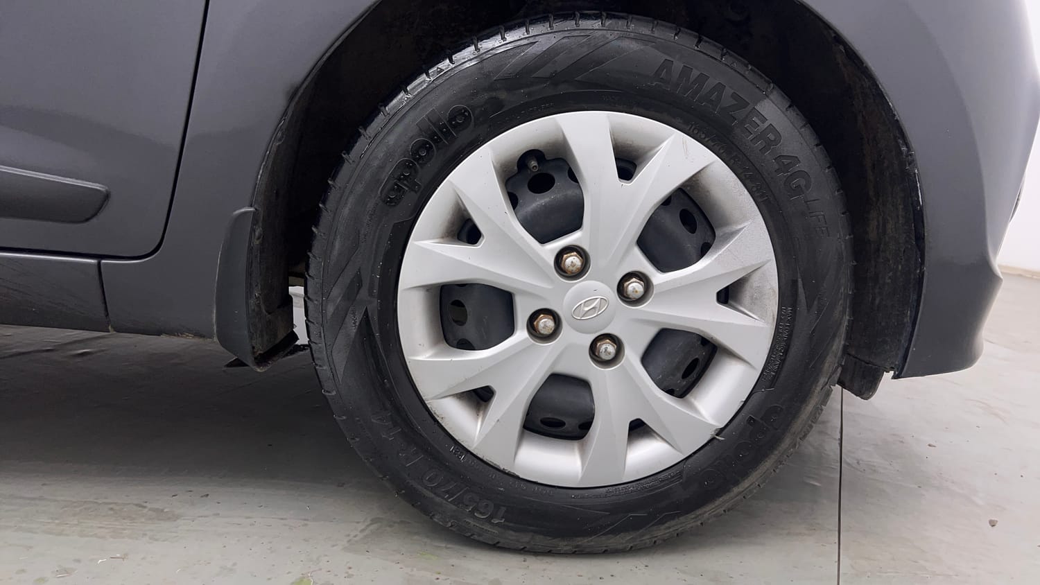 Used 2013 Hyundai Grand i10 Sportz 1.2 Kappa VTVT Petrol Manual tyres RIGHT FRONT TYRE RIM VIEW