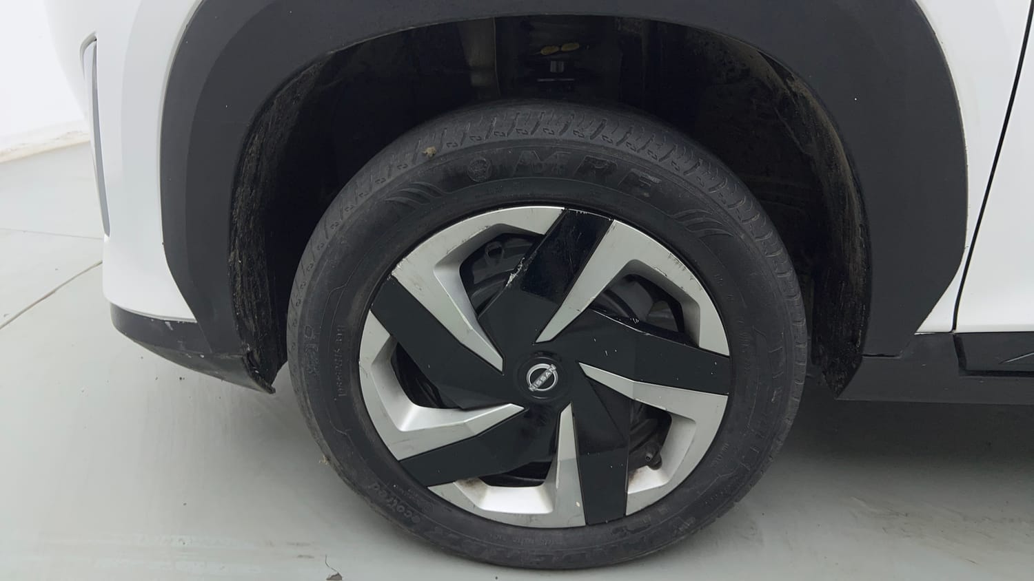 Used 2023 Nissan Magnite XL Petrol Manual tyres LEFT FRONT TYRE RIM VIEW