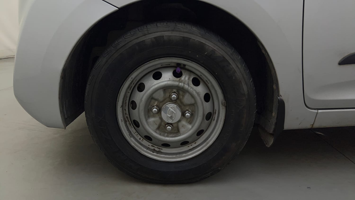 Used 2016 Hyundai Eon Era + Petrol Manual tyres LEFT FRONT TYRE RIM VIEW
