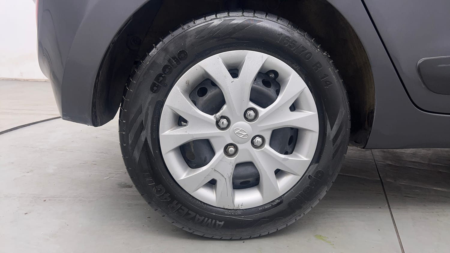 Used 2013 Hyundai Grand i10 Sportz 1.2 Kappa VTVT Petrol Manual tyres RIGHT REAR TYRE RIM VIEW