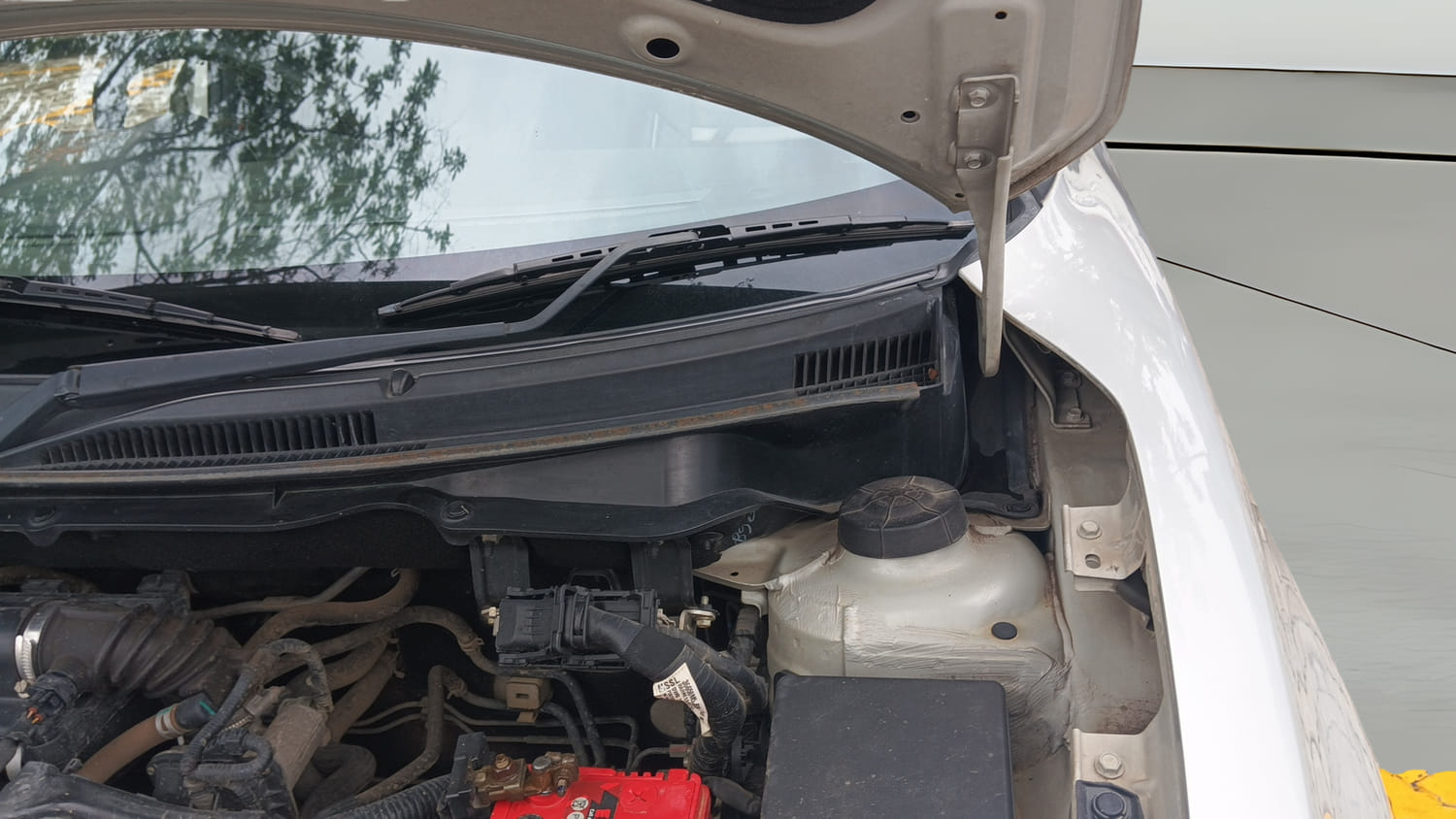 Used 2020 Maruti Suzuki Swift ZXi Petrol Manual engine ENGINE LEFT SIDE HINGE & APRON VIEW
