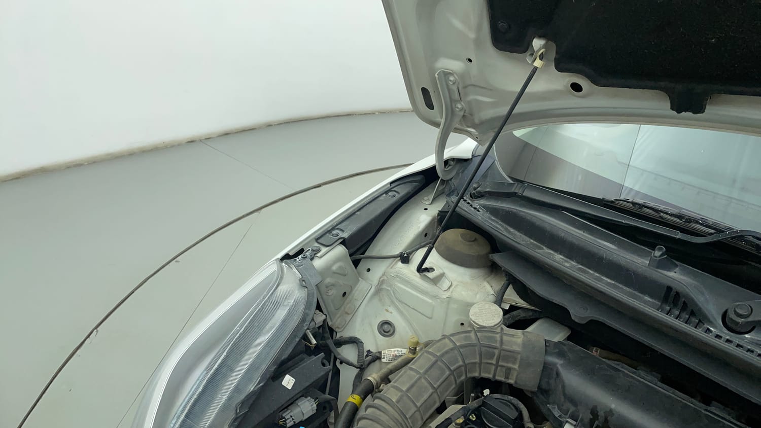 Used 2020 Maruti Suzuki Baleno Zeta Petrol Manual engine ENGINE RIGHT SIDE HINGE & APRON VIEW
