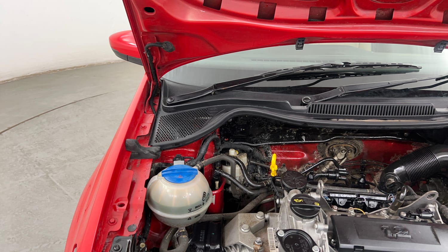 Used 2016 Volkswagen Polo Highline1.2L (P) Petrol Manual engine ENGINE RIGHT SIDE HINGE & APRON VIEW