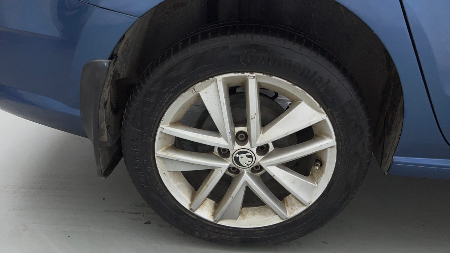 Used 2018 Skoda Rapid Style 1.6 MPI Petrol Manual tyres RIGHT REAR TYRE RIM VIEW