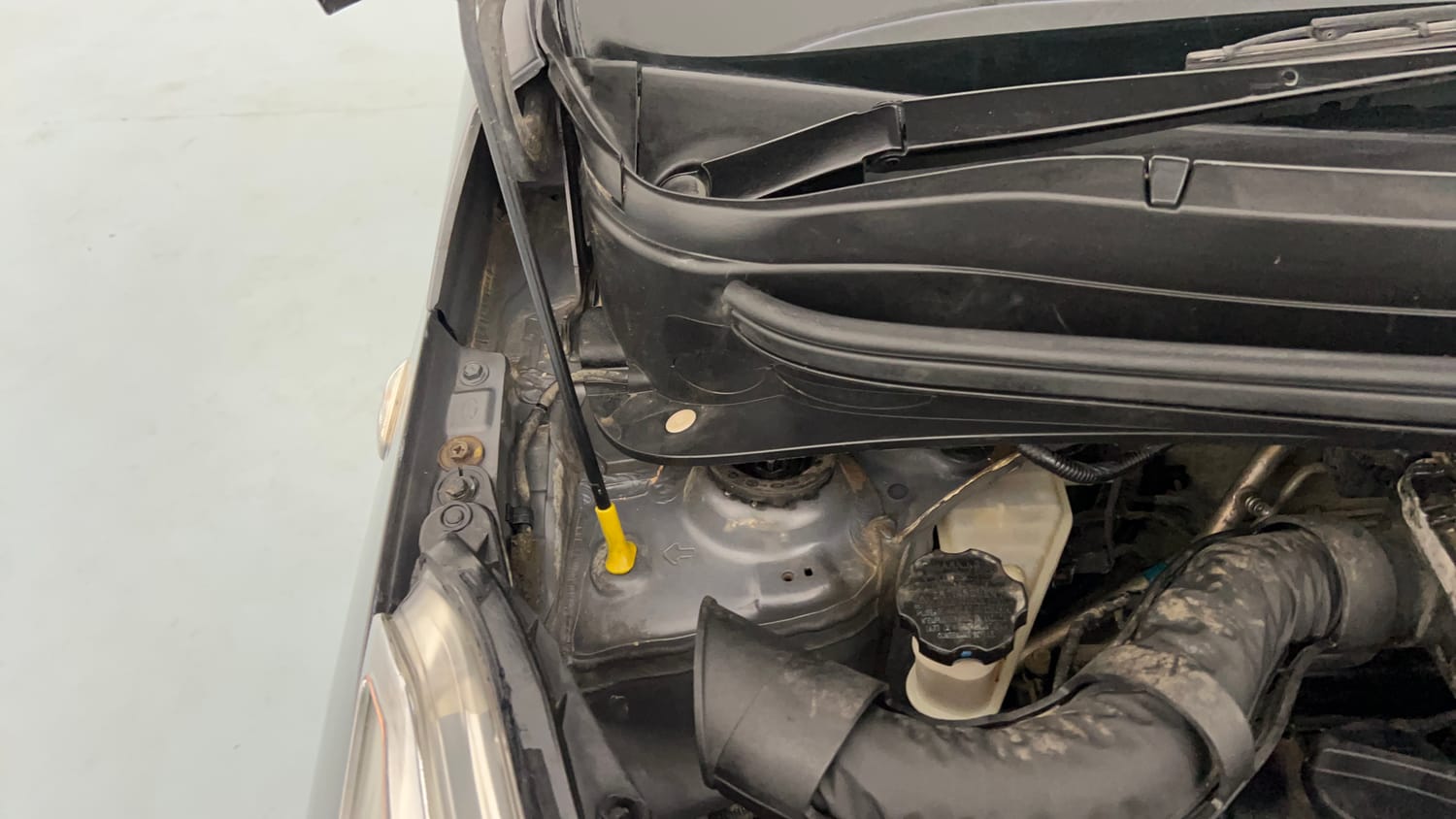 Used 2017 Hyundai Grand i10 Magna 1.2 Kappa VTVT Petrol Manual engine ENGINE RIGHT SIDE HINGE & APRON VIEW