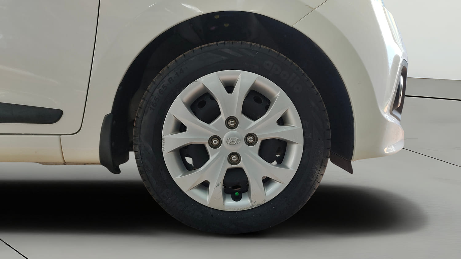 Used 2016 Hyundai Grand i10 Sportz 1.2 Kappa VTVT Petrol Manual tyres RIGHT FRONT TYRE RIM VIEW