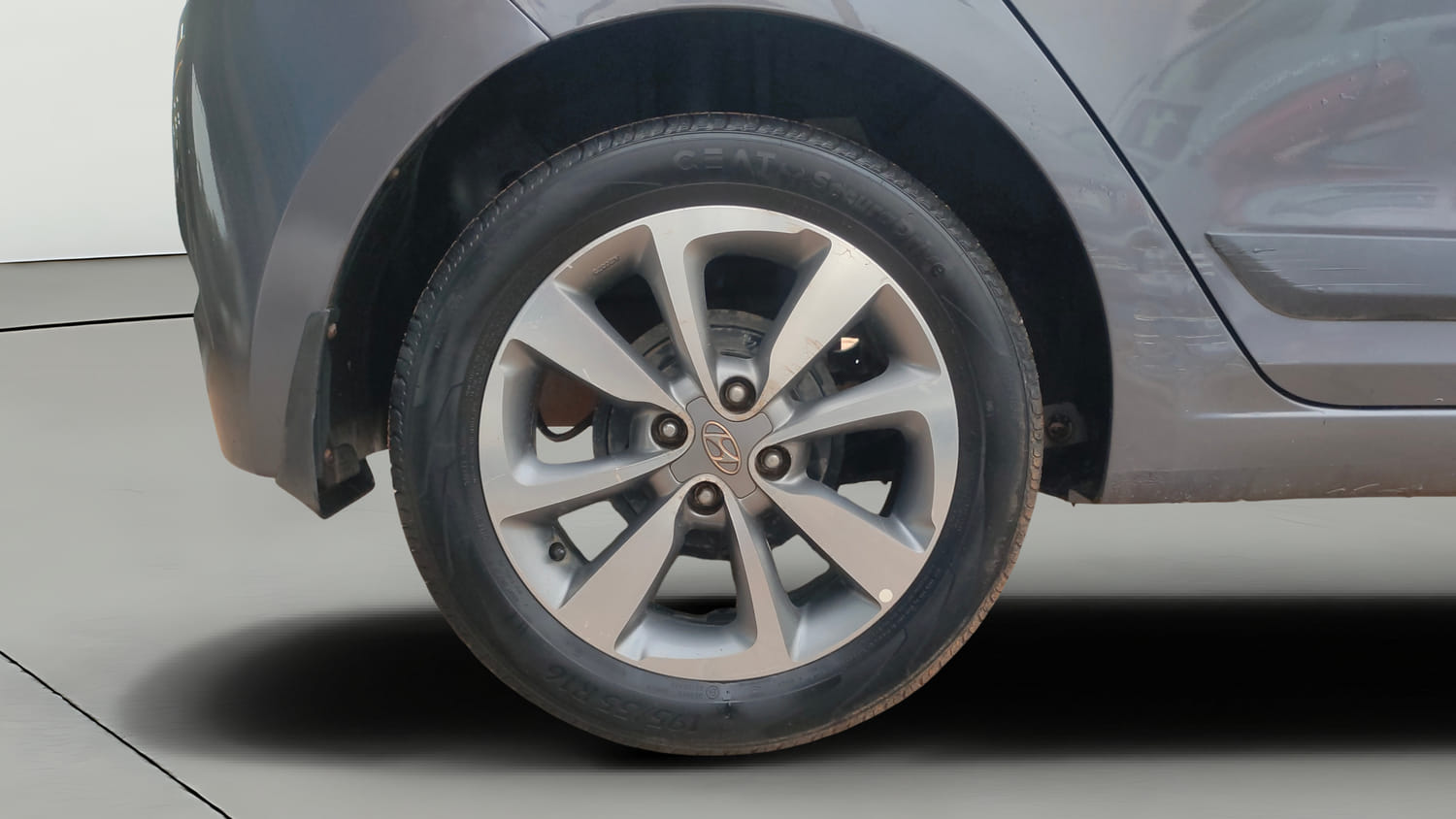 Used 2017 Hyundai Elite i20 Asta 1.2 (O) Petrol Manual tyres RIGHT REAR TYRE RIM VIEW