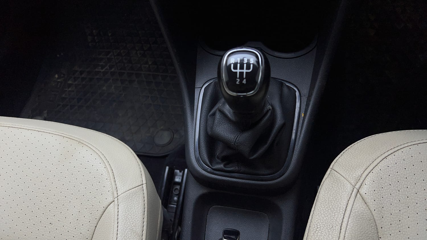 Used 2018 Skoda Rapid Style 1.6 MPI Petrol Manual interior GEAR  KNOB VIEW