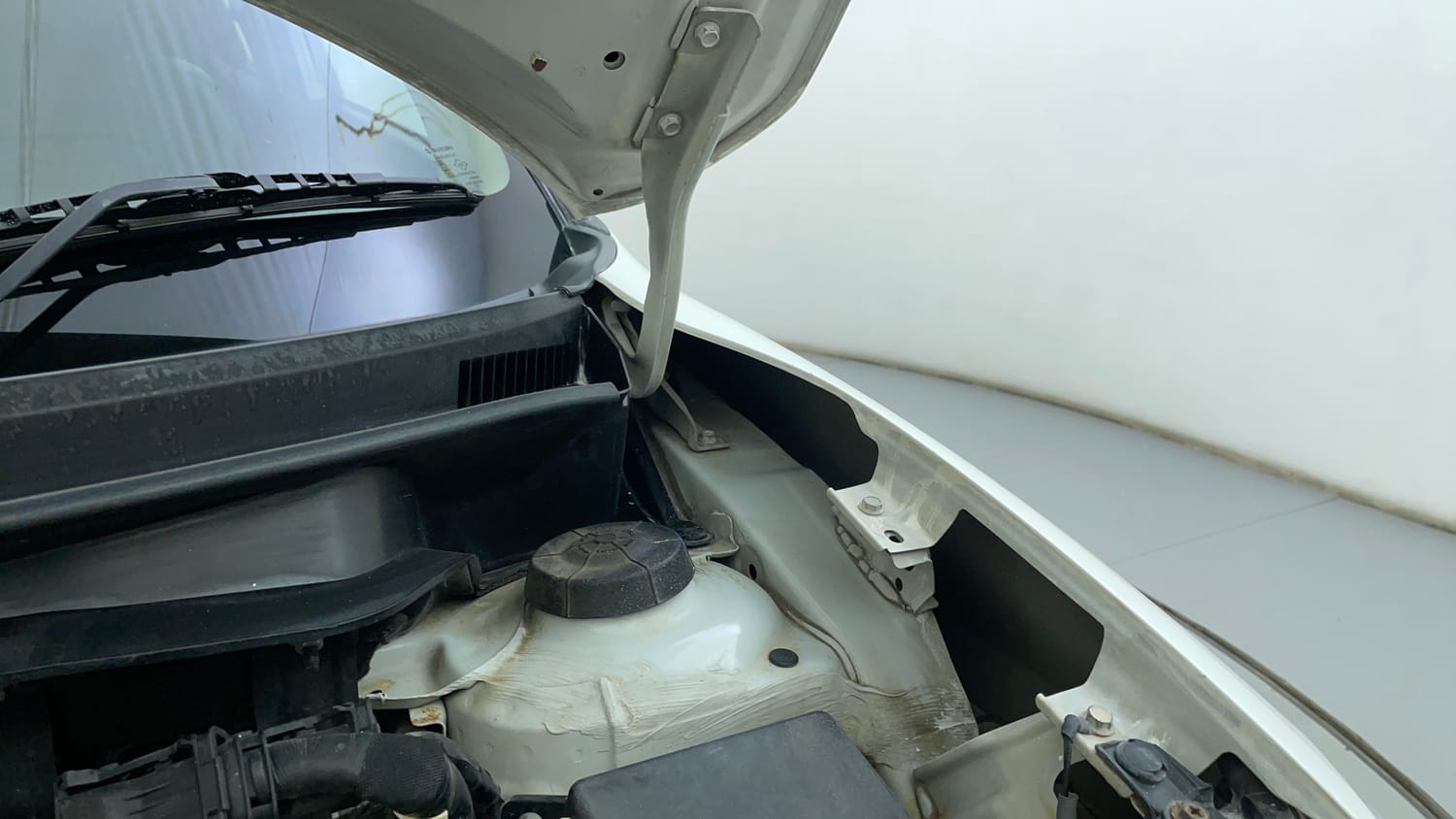Used 2022 Maruti Suzuki Swift VXi Petrol Manual engine ENGINE LEFT SIDE HINGE & APRON VIEW