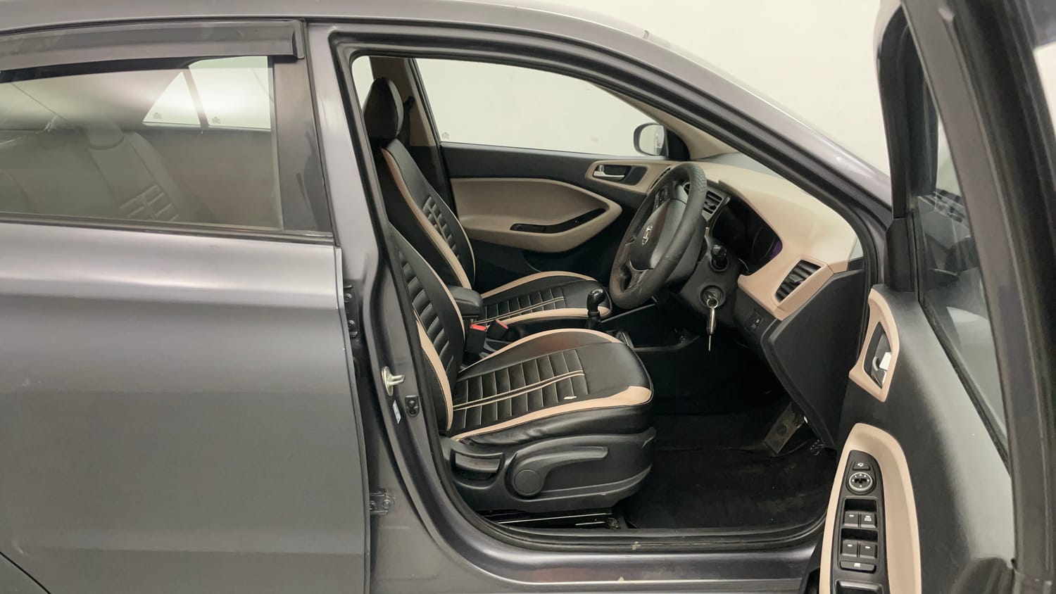 Used 2019 Hyundai Elite i20 Sportz Plus 1.2 Petrol Manual interior RIGHT SIDE FRONT DOOR CABIN VIEW